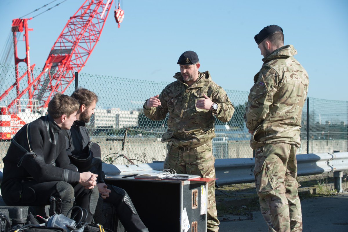 BritishArmy's tweet photo. Bomb disposal experts from @BritishArmy &amp; @RoyalNavy are working together to make safe an unexploded WW2 500lb device @LondonCityAir Specialists from 621 Explosive Ordinance Disposal Squadron Royal Logistics Corps are on the scene #protectingthenation @metpoliceuk @ArmyInLondon https://t.co/Lb439N8NWs