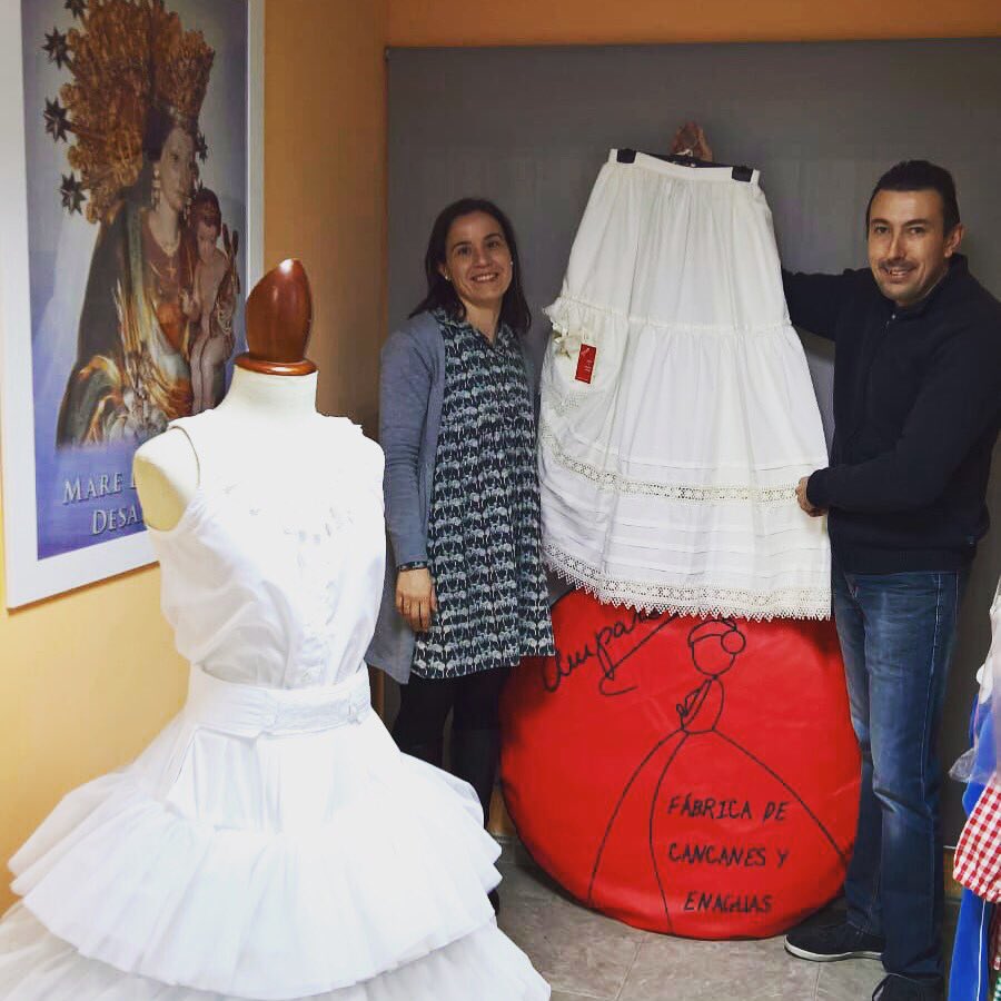 M.Ángeles rebent el premi del sorteig de Cancanes Amparo enhorabona! #falles #fallas #falles18 #fallas19