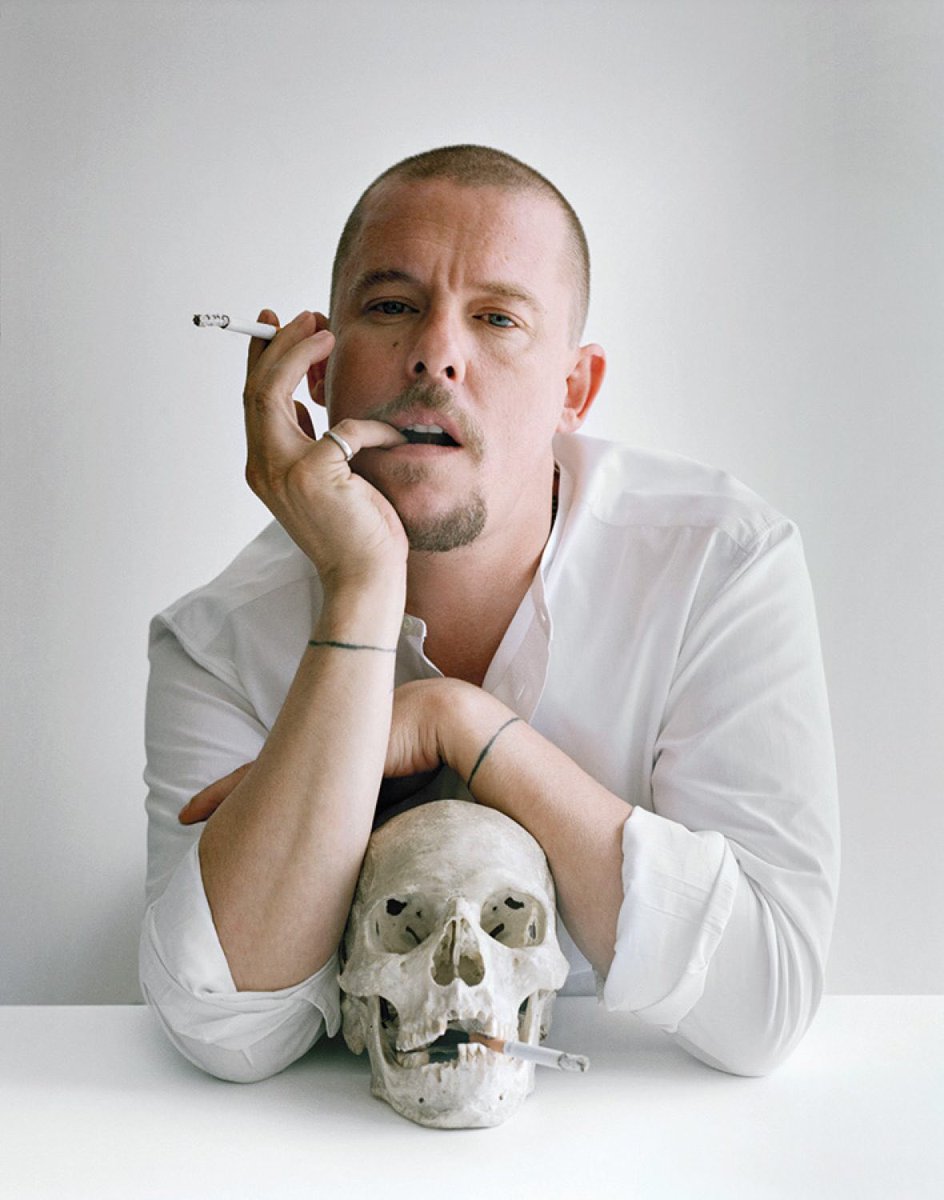 LdnFittingRooms's tweet photo. “Give me time and I’ll give you a revolution”
.
.
#8years #timwalker #portrait #willalwaysbemissed #leealexandermcqueen #fashionicon #manofhisword #britishdesigner #pioneer #oneofakind #mentalhealthawareness #rememberd https://t.co/RVr9EmfmoT
