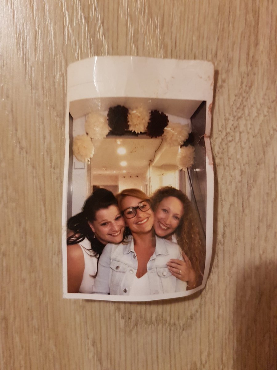 stanmikaguys's tweet photo. Hey Twitter, en se promenant on a découvert un lieu d'accident, il n'y avait plus personne mais bcp de sang et une photo...les secours n'en savaient rien et on voudrait juste être sûr que la personne impliquée va bien donc si qqn la reconnaît (région des #Vosges) 

Rt appréciés https://t.co/CUHJ49xvam