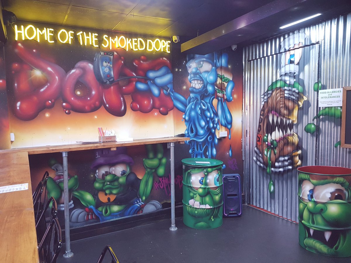 si2productions's tweet photo. Just putting last finishing touches to #Dopeburger on Bev rd ...pix to come. #Si2 #HullGraffiti #Hull #Hullbeatsbus #graffitiart #graffiti #StreetArt #Staydope #SelfieOfTheDay #food #burgers #WuTang #freehand https://t.co/rIjKrTVfqr