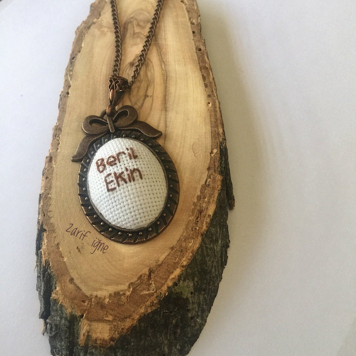 zarifigne's tweet photo. Tek kadın fark yaratabilir, birlikte ise dünyayı sallayabilir. 💃🏿💃🏿

#zarifiğne #etamin #kanaviçe #moda #butik #çarpıişi #handmade #sipariş #alışveriş #kisiyeozel #bebekhediyesi #bebek #bebekurunleri #aksesuar #bebek #aşkpanosu #kolye #takı #ürün #yenigelin https://t.co/jFimtAN62g