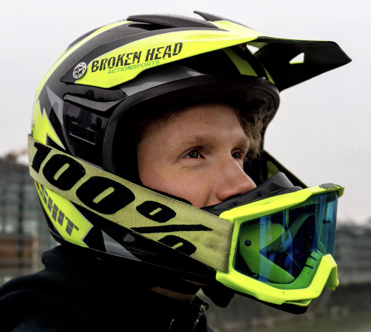 DavidBostStunt's tweet photo. Aktuell bin ich mit meinem Broken Head Helm schon recht zufrieden, aber was haltet ihr davon, wenn wir einen neuen entwerfen? Natürlich passend zum Design meiner kommenden Sumo 😏

#davidbost #doepicshit #brokenhead #helmetporn #bosthaft #gehtsteil #derbost #supermoto https://t.co/tuinsWpD5y