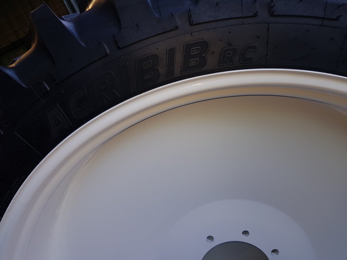 BBeraudSudreau's tweet photo. RT @BushTyres: Another set of @MichelinAgriUK 38090R50 Agribib RC units being built up one of our Agricultural fitting machines #Excelagri network https://t.co/O1dBPyskjj https://t.co/Boykdhk61P #employee
