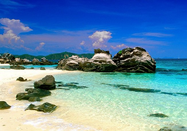 Travitinerary's tweet photo. Popular Beaches in #Phuket Thailand https://t.co/lAHlhllAW3  #TravelPhuket #TravelAsia #Beaches ☀️🌴⛵ https://t.co/BnuyyKWitk
