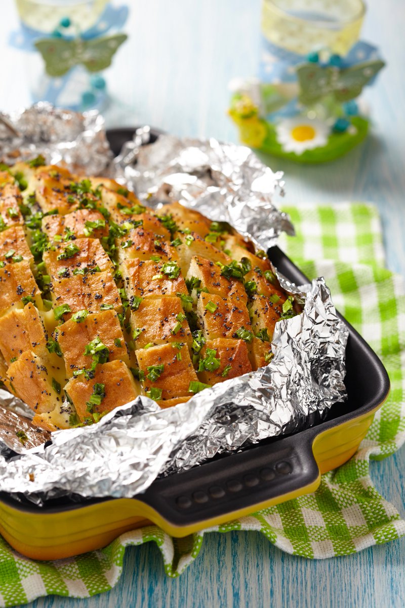 What to do with leftover bread? Cut into squares, cover with garlic butter, chives, poppy seeds and lotsa love! #carbs #MondayMotivation