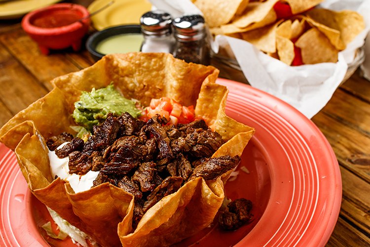 natalitasmexre2's tweet image. The “Dish of the Week” for this week is Taco Salad

A large crispy flour tortilla filled with delicious juicy taco meat, topped with lettuce, tomatoes, shredded cheese, guacamole &amp;amp; sour cream

Share this post if you have tried this! #Woodlands #MexicanFood