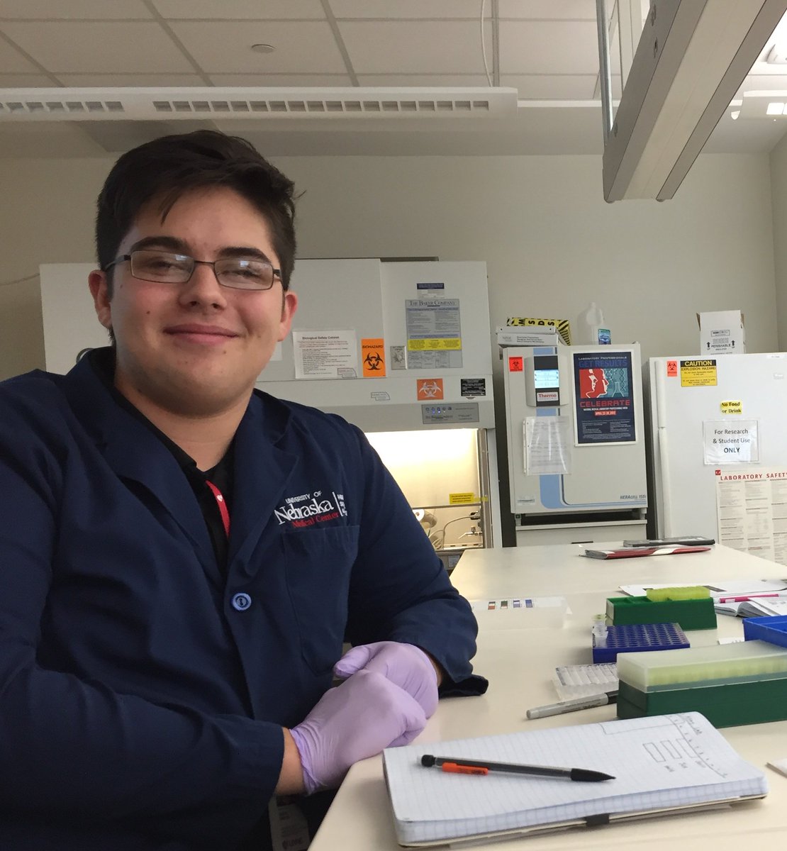 Congratulations to UNMC HSA student Gavin Graves (Millard North) for being one of 100 students to receive an Emperor Science Award! Learn more about the ESA at: emperorscienceawards.com #EmperorScienceAward #science #cancerresearch