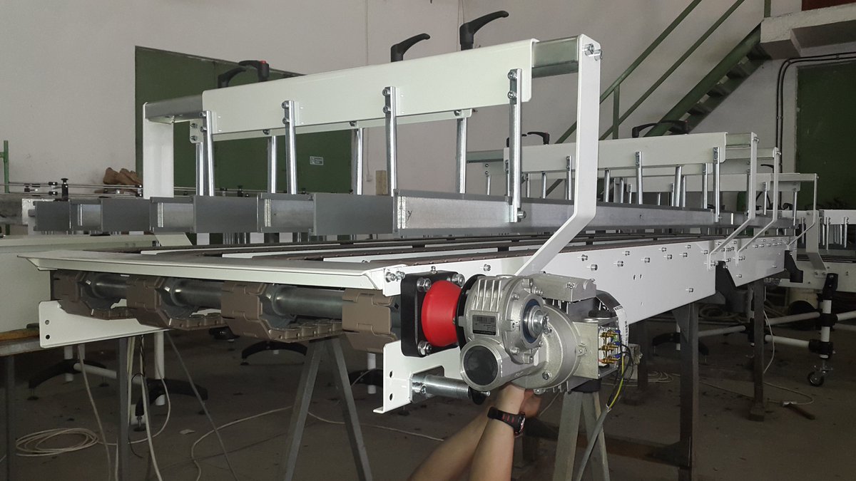 TrasingConveyor's tweet image. Two hands to lean on. #Trasing #FliteTop #Chain #Conveyor