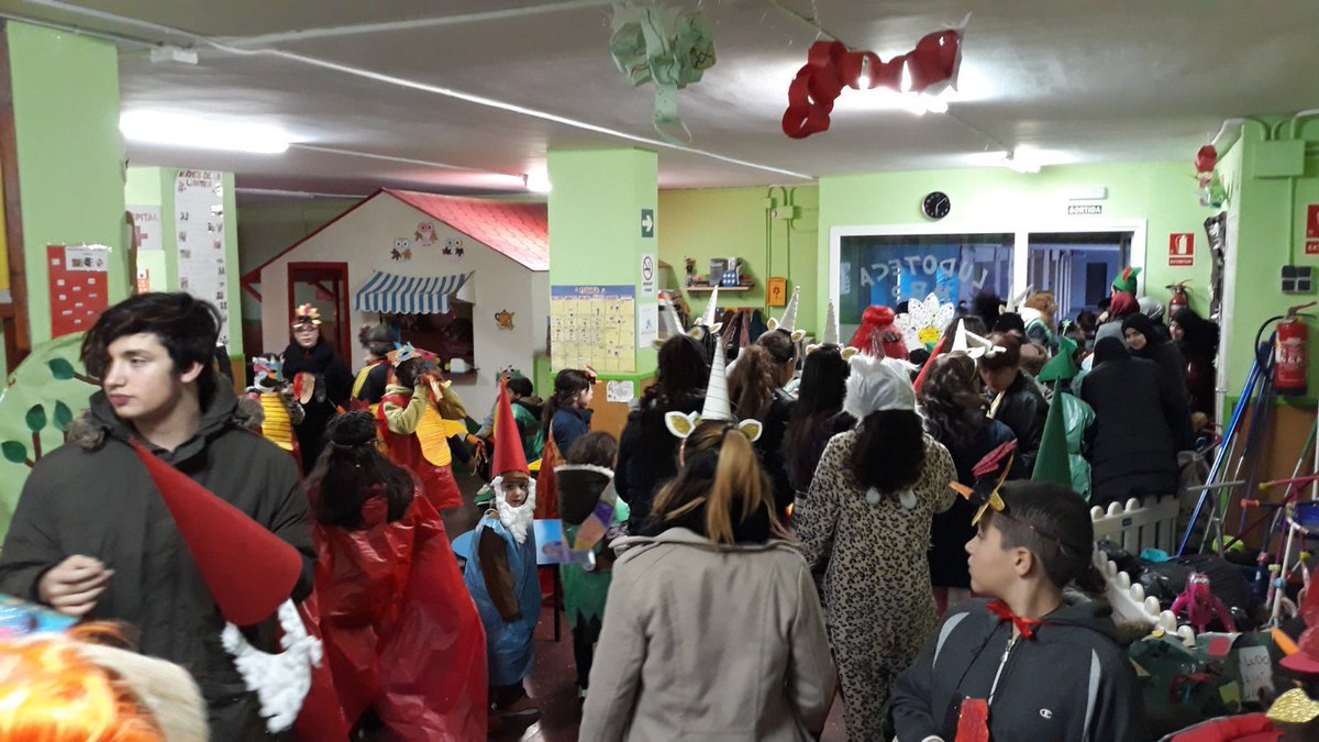 ludojove's tweet photo. #gnoms #dracs #fades i follets #aus fènix a la rua de #Carnestoltes17 a barri de Les Termes. Un gran espectacle de disfresses i música, en un bosc màgic creat pels infants de #ludomb2 #CaixaProinfancia @FundlaCaixa @AsocSecunde #somludo https://t.co/5QOwEFPdqU