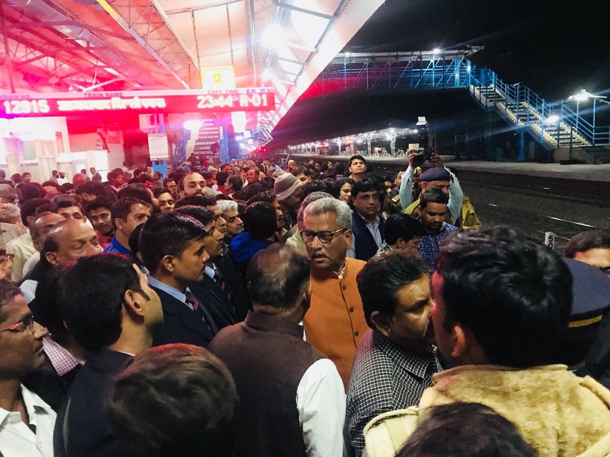 OmMathur_Raj's tweet photo. स्वर्ण जयंती राजधानी एक्सप्रेस 
अहमदाबाद- नई दिल्ली के फालना स्टेशन पर पहले ठहराव के समय हरी झंडी दिखा कर दिल्ली के लिए यात्रा कर रहा हूँ। स्टेशन पर उपस्थित गोड़वाड की जनता एवं सभी भाजपा कार्यकर्ताओं के उत्साह का वंदन अभिनंदन करता हूँ। https://t.co/8SUo7pbBmA