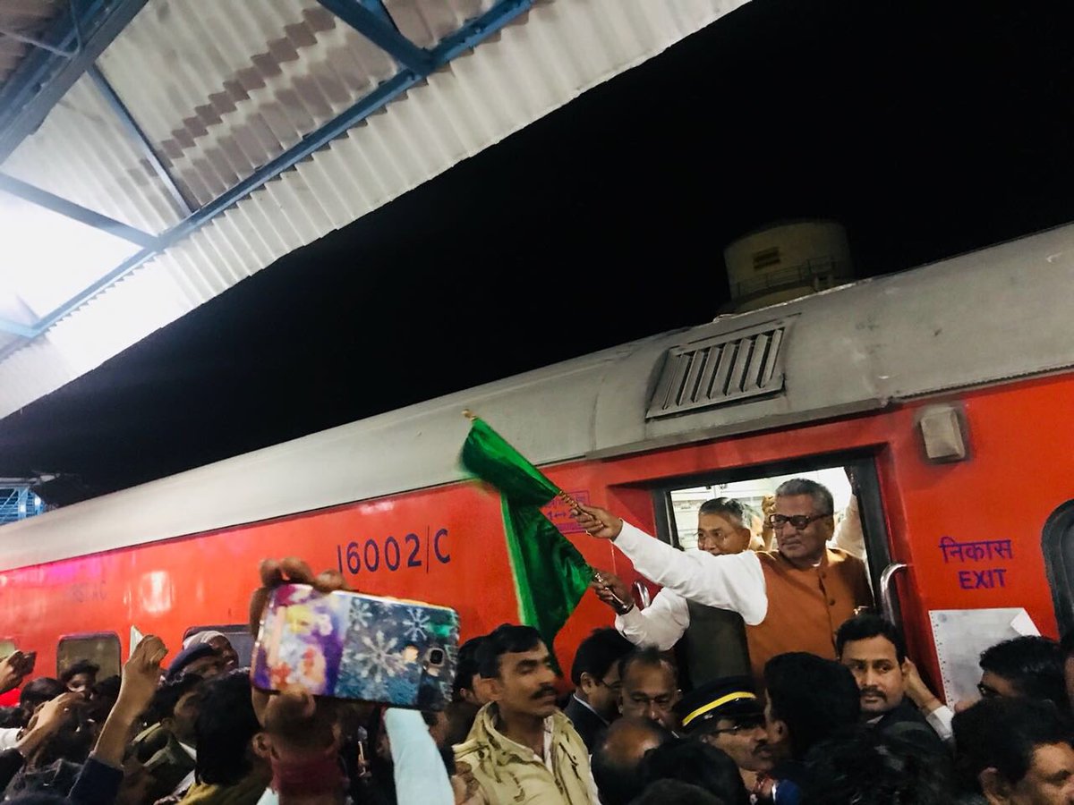 OmMathur_Raj's tweet photo. स्वर्ण जयंती राजधानी एक्सप्रेस 
अहमदाबाद- नई दिल्ली के फालना स्टेशन पर पहले ठहराव के समय हरी झंडी दिखा कर दिल्ली के लिए यात्रा कर रहा हूँ। स्टेशन पर उपस्थित गोड़वाड की जनता एवं सभी भाजपा कार्यकर्ताओं के उत्साह का वंदन अभिनंदन करता हूँ। https://t.co/8SUo7pbBmA