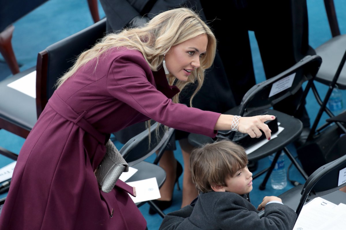 #BREAKING Police: Donald Trump Jr.'s wife taken to New York hospital after opening letter containing white powder. https://t.co/FxGNE1sHUr