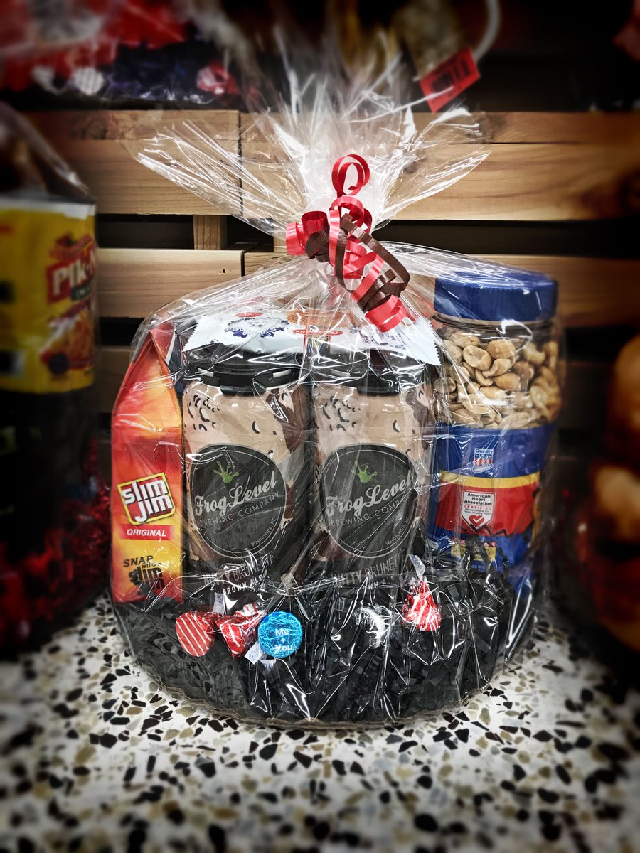 VisitNCsmokies's tweet image. Perfect gift for the beer lover in your life, pick up this @FrogLevelBrew basket at the Waynesville Ingles! #beermebabe