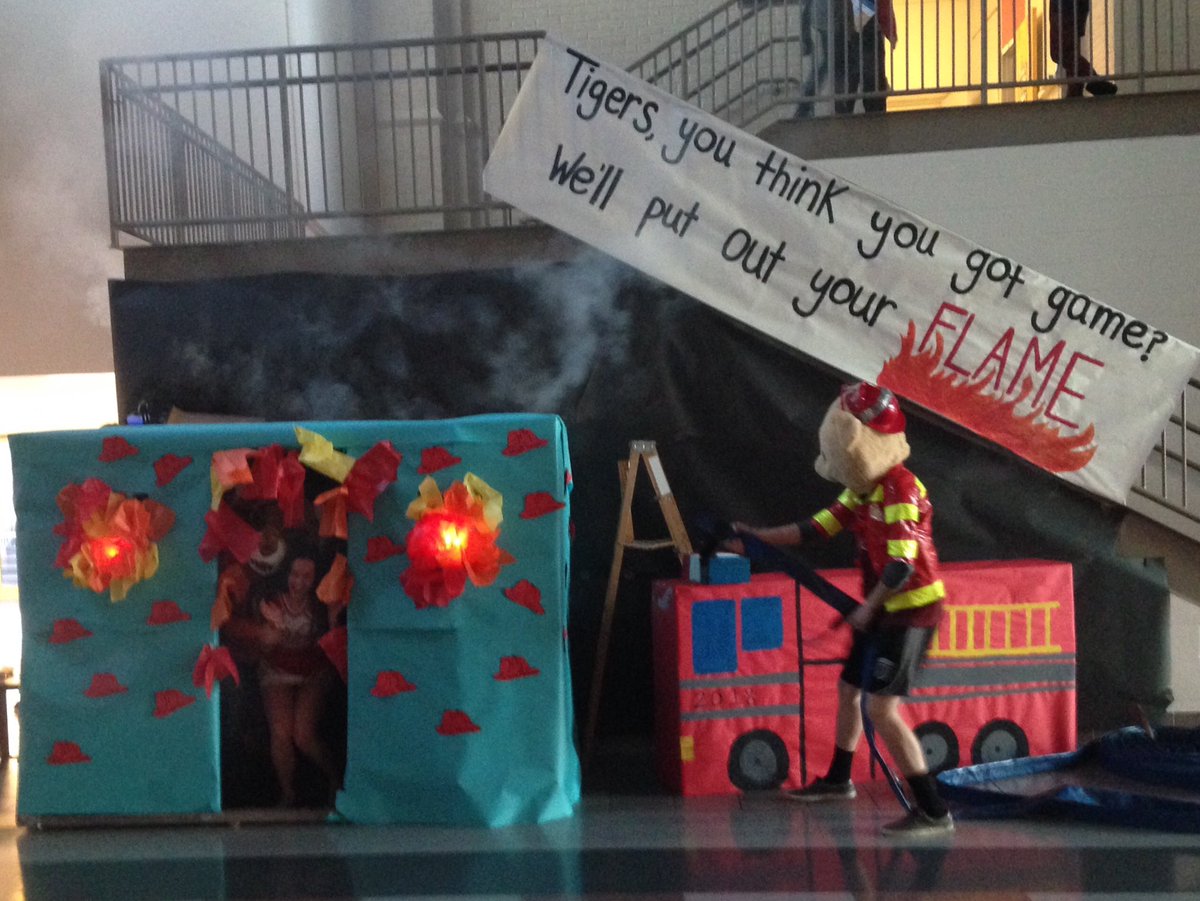 MexHighStuCo's tweet photo. These wall decs for #winterwarming2018 are seriously impressive! Way to go MHS! @MexicoMoHS https://t.co/KZ4toaaB4I