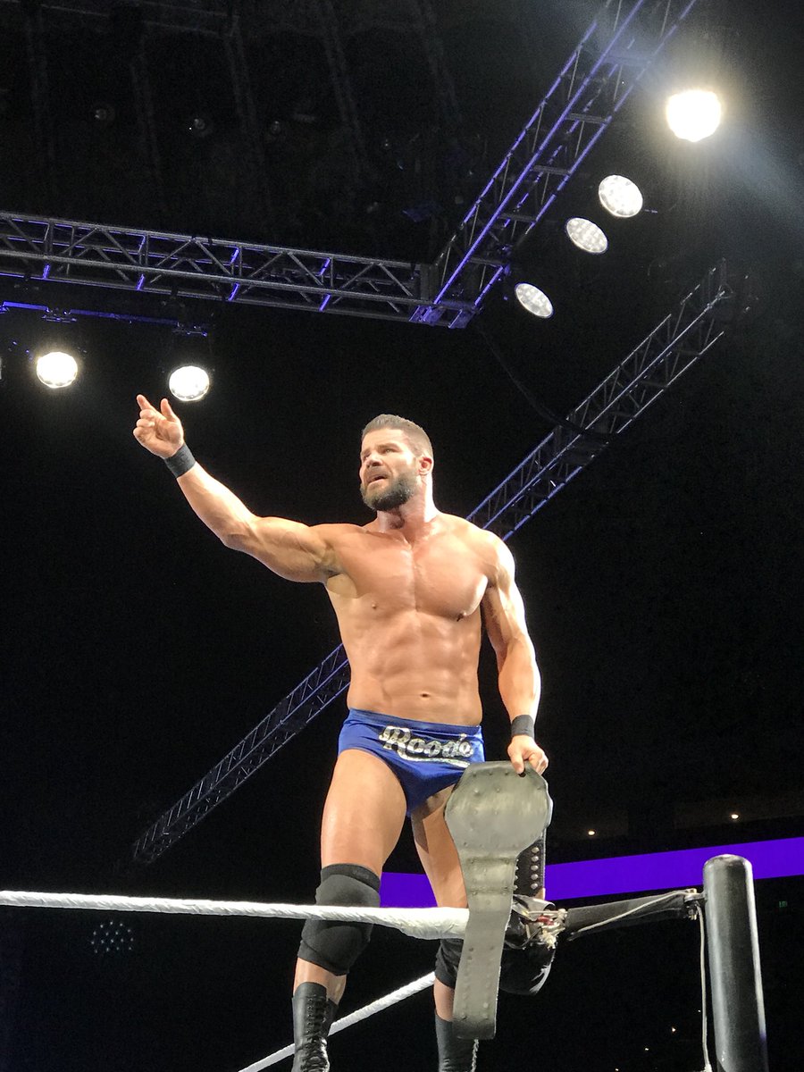 SaintLee26's tweet photo. Oracle Arena last night was a #GLORIOUS night!! Good to see you champ! @WWE @REALBobbyRoode #WWELive #USChamp #BobbyRoode #WWE https://t.co/z8KuDv3oSY