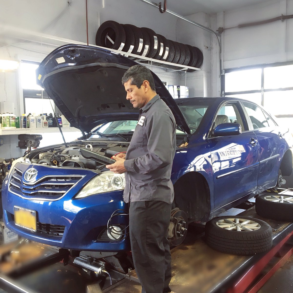 RoadReadyAuto's tweet image. Do you know what condition your vehicles battery is in? We can check that for you at ROAD READY! Here Rafie’s performing a Battery Starting &amp;amp; Charging System Check.