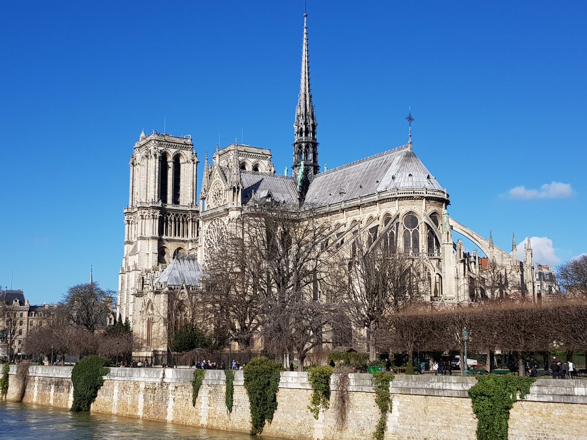 lakjerstad's tweet photo. En tur til storbyen #Paris da. Stort oppbud av politi, type bevæpna, overalt. Betryggende👍 #NotreDame fra baksiden her.. https://t.co/799Unu6tzn