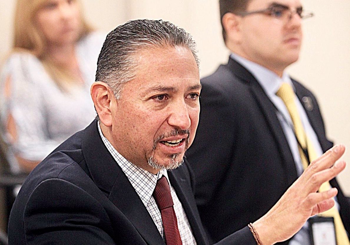 jacobprado6's tweet photo. Mexican consulate, state court officials discuss collaboration. “If a foreign national is arrested, law enforcement must inform them that they may have their consular officer notified of the arrest or detention” @jacobprado6 - via @douglasdispatch
https://t.co/9OVpmMvBfP https://t.co/lmbx1EAO0h
