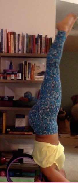 NikiBrown8's tweet photo. βπ½πππ½π#BodyLOVEFest Challenge Day 12-Salamba Sirsasana (Headstand) I still use my dharma wheel aka my pacifier. If I can do it with it I can do it without. Itβs all in my head. Gotta get out of my own head. https://t.co/dVbISISB5f