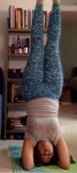 NikiBrown8's tweet photo. βπ½πππ½π#BodyLOVEFest Challenge Day 12-Salamba Sirsasana (Headstand) I still use my dharma wheel aka my pacifier. If I can do it with it I can do it without. Itβs all in my head. Gotta get out of my own head. https://t.co/dVbISISB5f