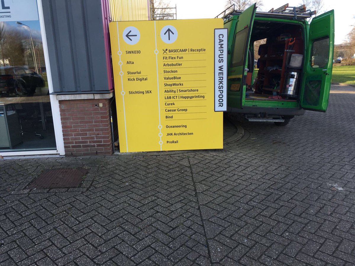 truecoloursnl's tweet photo. Zo, die hangt weer, onze monteur heeft dit bord vanmiddag opgehangen bij Werkspoor. Mooi bord, nu kan iedereen zeker de weg vinden op dit grote bedrijvenpark. https://t.co/SSiMhASaZ6