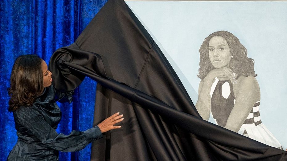 MichelleObamaSt's tweet photo. @BarackObama and @MichelleObama's official portraits unveiled 
https://t.co/lRZ15naupS
#NationalGallery #USA https://t.co/JzhkvHrZHw