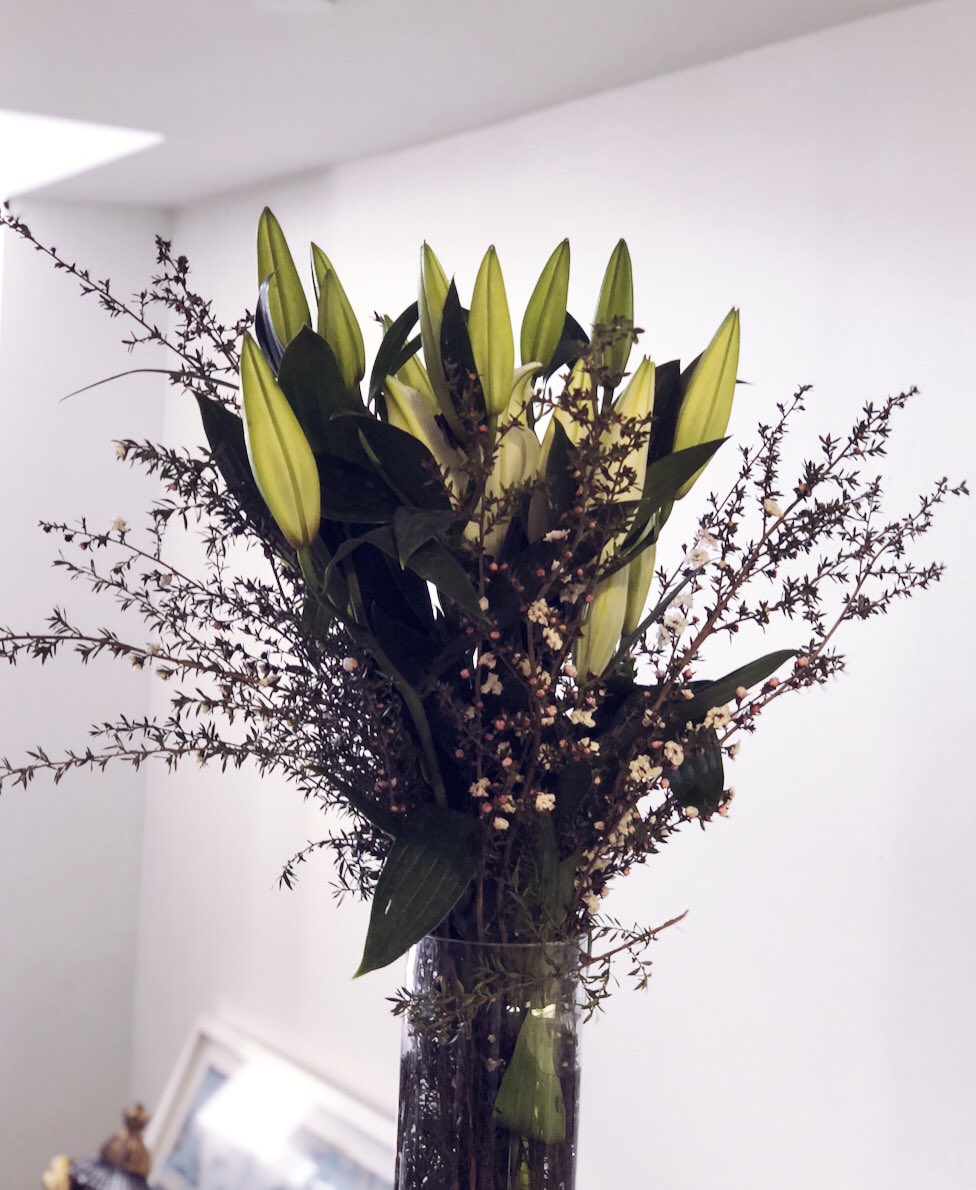 BethWhitson's tweet photo. Creating beautiful flower arrangements in my home makes me happy. What makes you happy? 💕 https://t.co/RfnMOZQgf6