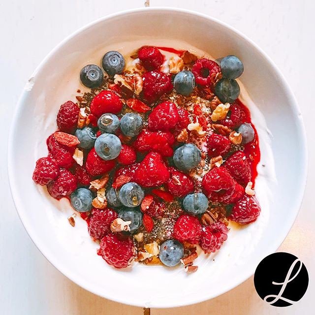 DizMikey's tweet photo. Reposting @peanutqueen83:
Another breakfast bowl. If it‘s not yet time for berries you can also use some frozen ones. Just put them in the fridge overnight and they‘ll be great in the morning. 👍🏻
.
.
.
.
#breakfast #breakfastbowl #curd #paleo #protein #berries #nuts #seeds https://t.co/7MpKvDNO2u