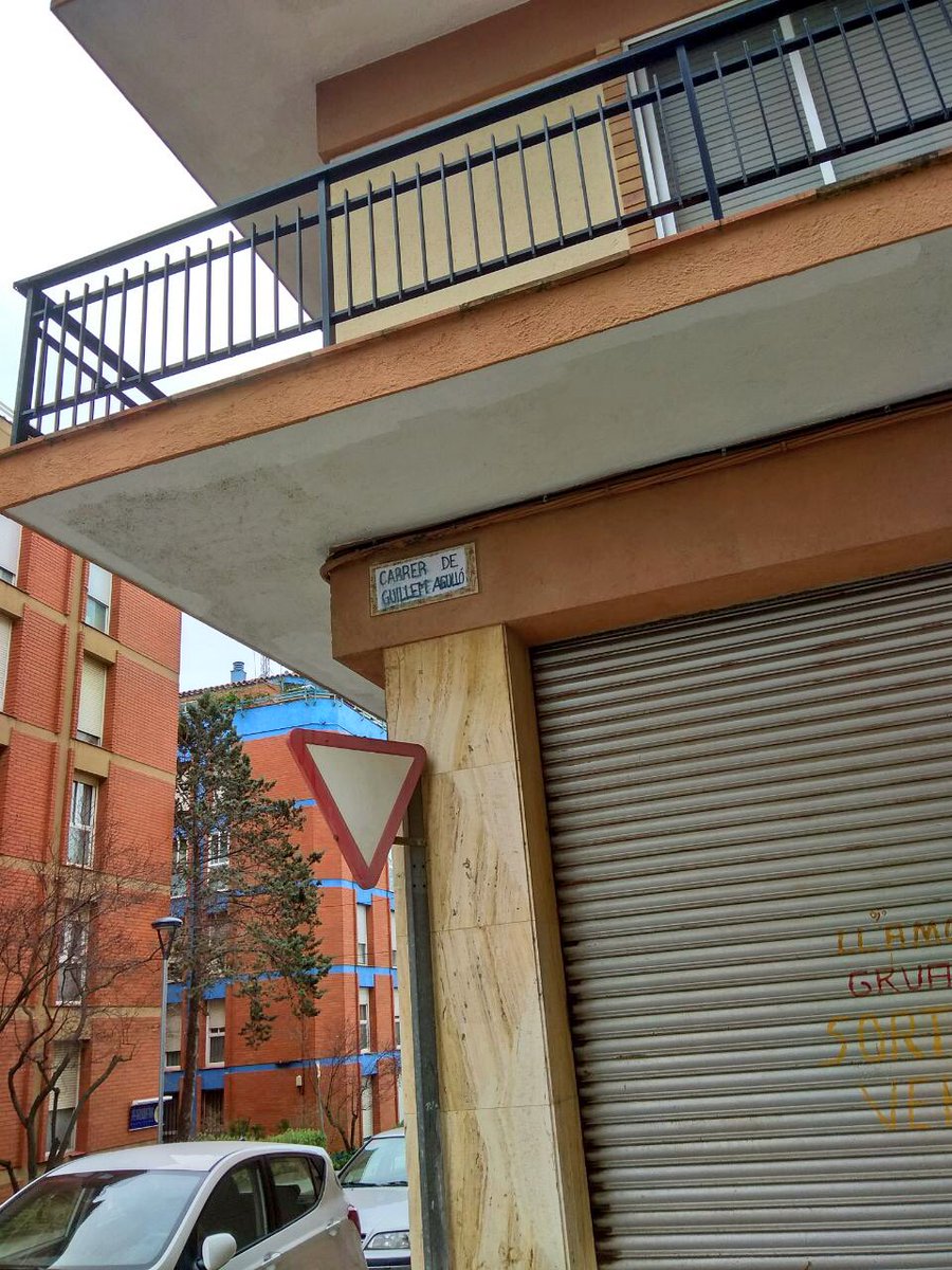 Arran_Valls's tweet photo. 🔴 Hem rebatejat l’antic carrer Josep Maria Fàbregas, alcalde franquista i cap de la Falange vallenca. 

⏩ Ara es diu carrer de Guillem Agulló, militant de @Maulets assassinat per neonazis l’any 1993.

Il·luminem #laFoscor💡, ofeguem el feixisme! https://t.co/6lWf5w558g