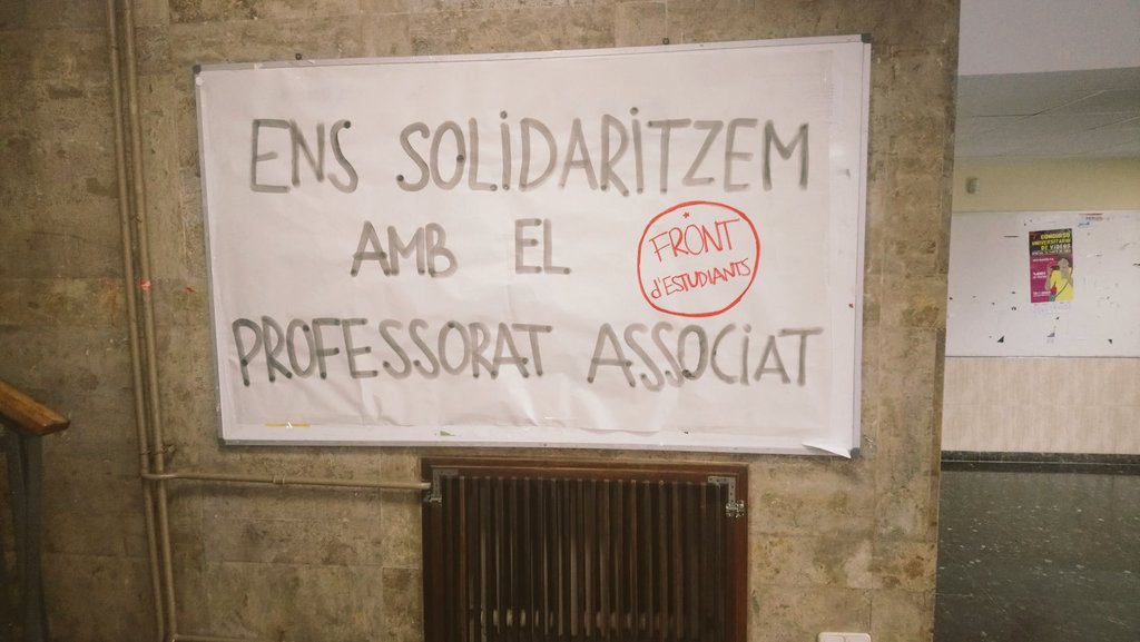 fde_valencia's tweet photo. Hoy nuestros compañeros de Blasco Ibáñez han pegado cartelones en apoyo al profesorado asociado. https://t.co/WzCp1s1DMZ
