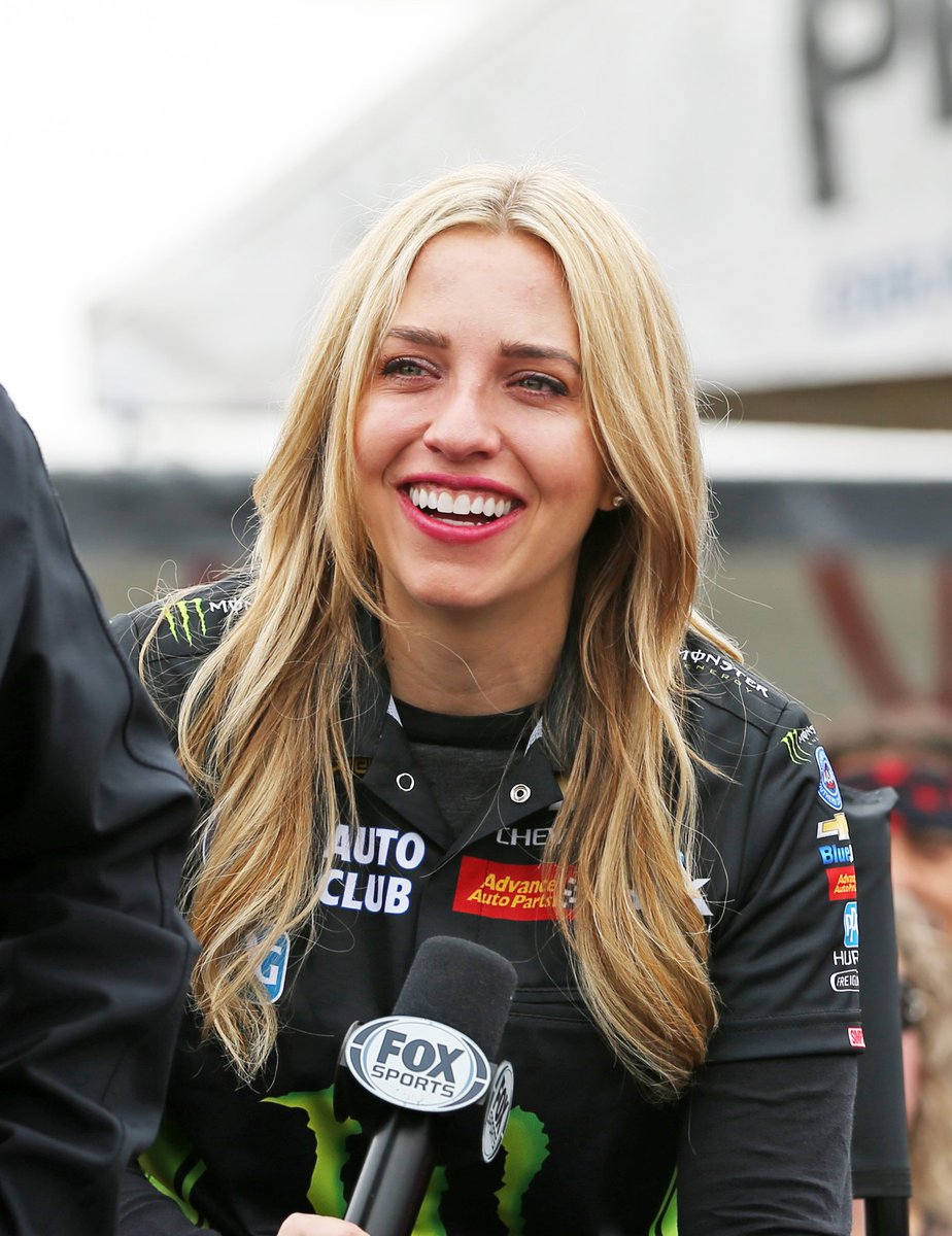 ELZZ101's tweet photo. So happy to see that big Smile on my face this morning on your Tweet @BrittanyForce and enjoy your interview on @FS1 with @TonyPedregon and @DaveRieff . See you soon @JFR_Racing @ForceHood @courtneyforce @JohnForce_FC @roberthight7000 @katmac801 @AmandaBusick @NHRA #winternat https://t.co/iLSuGVLUzd