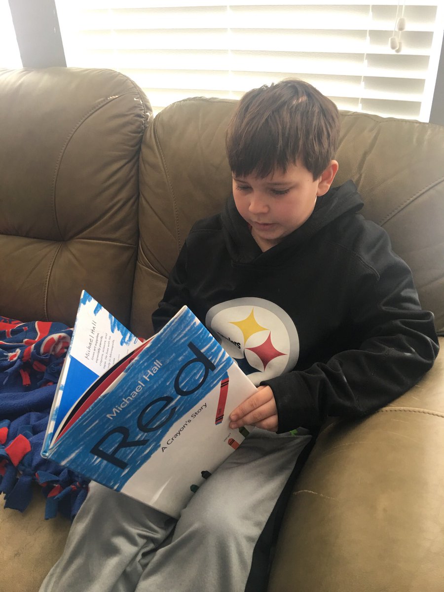 2ShellBell's tweet image. Gus’ favorite reading spot, on the couch, with his Cubs Blanket!! @khickslms, #CRESreads