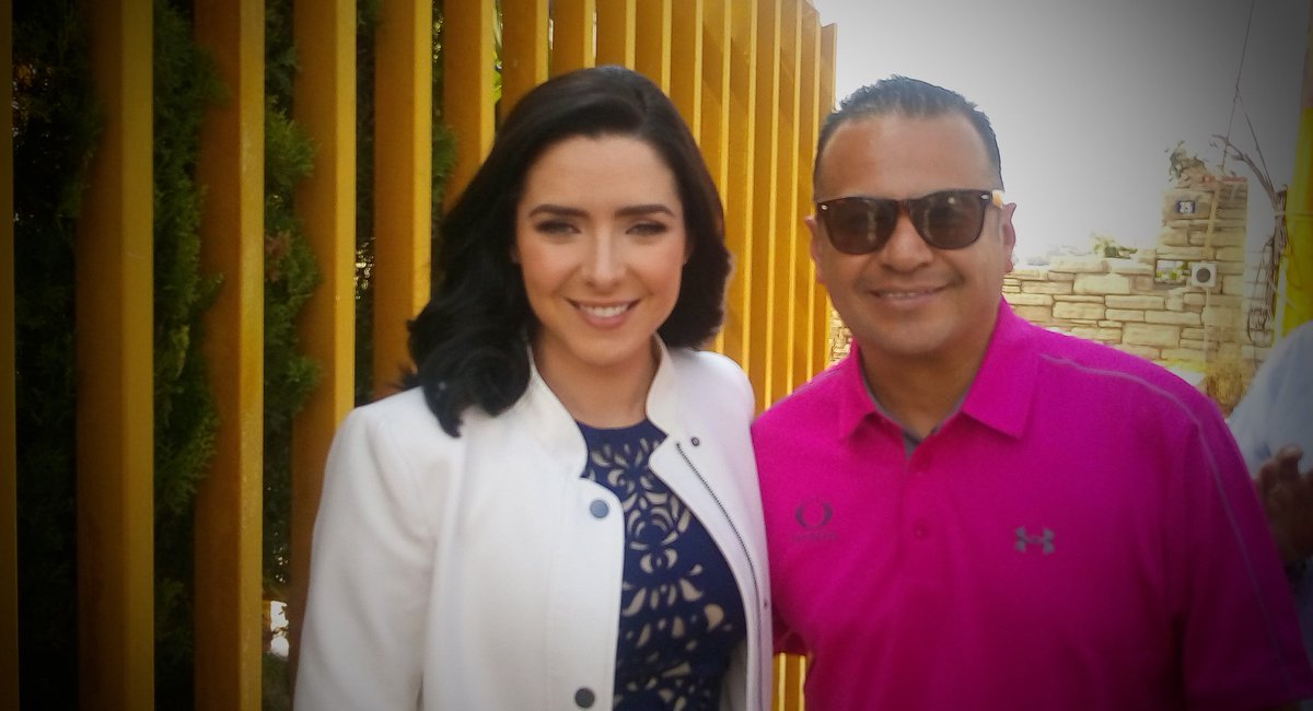 patoaguilar73's tweet photo. En la artisteada! Ariadne Díaz @AriDiazz gracias! un placer! Wuow! / #TeniasQueSerTu #Novela #Televisa @TelevisaPuebla https://t.co/Aq8eTcJ8la