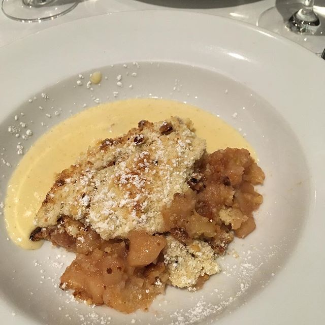 Perfect way to end the meal #applecrumble #warmmeuponawintersnight #delicious @roast_restaurant