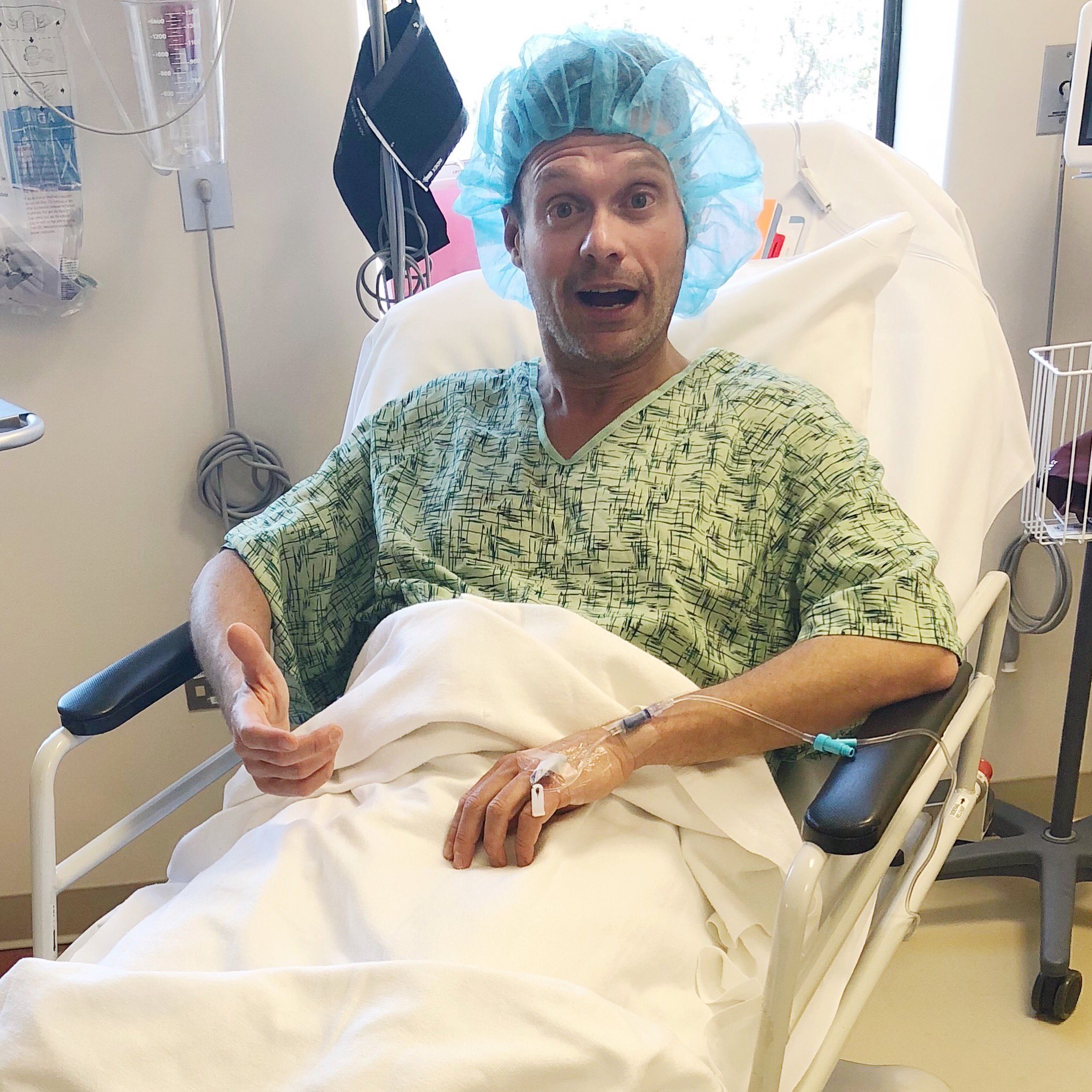 Ryan Seacrest в X: „Seeking shoulder pain relief and my cap and gown reminds me of the days at the salon getting frosted tips. https://t.co/XclU8peQQu“ / X