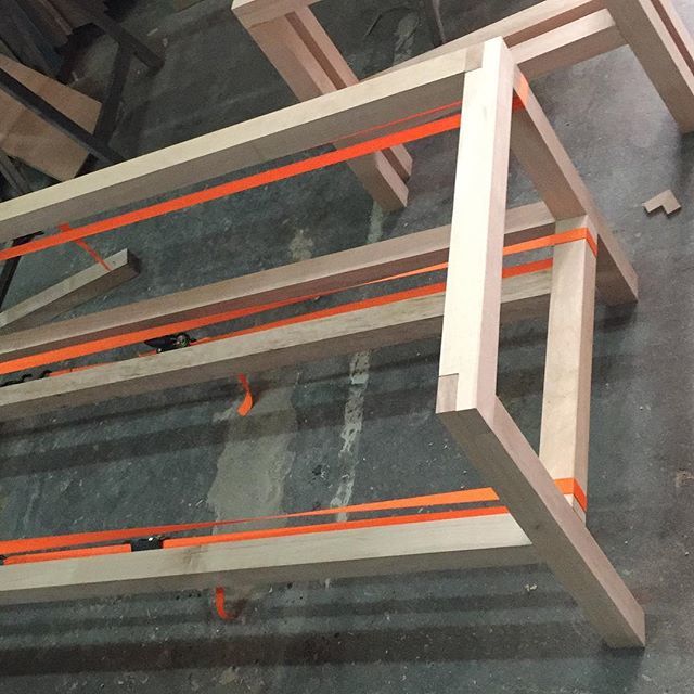 La magia del encolado.... sin tornillos y hecho a mano! 
Hand made joinery...
.
.
.
Aprovechando las fantásticas instalaciones de @espaciocromo 
#design #furnituredesign #outdoorfurniture #diseño #muebles #diseñodemuebles #mueblesdeexterior #handmade #he… ift.tt/2EDOcje