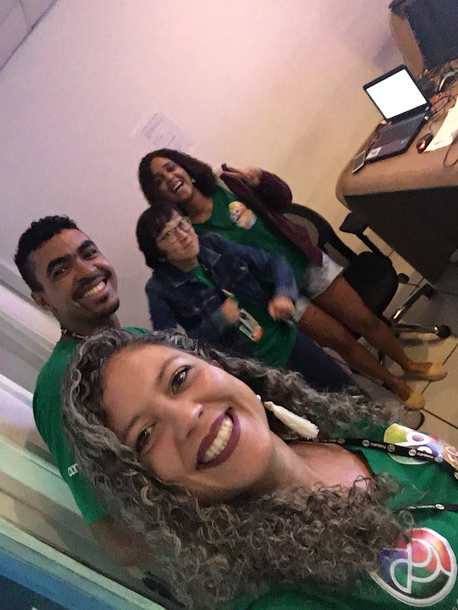 Thataylima's tweet photo. Porque a gente eh isso..
#MEUSBTFOLIA 

Líder de audiência https://t.co/mKt9HT9KC5