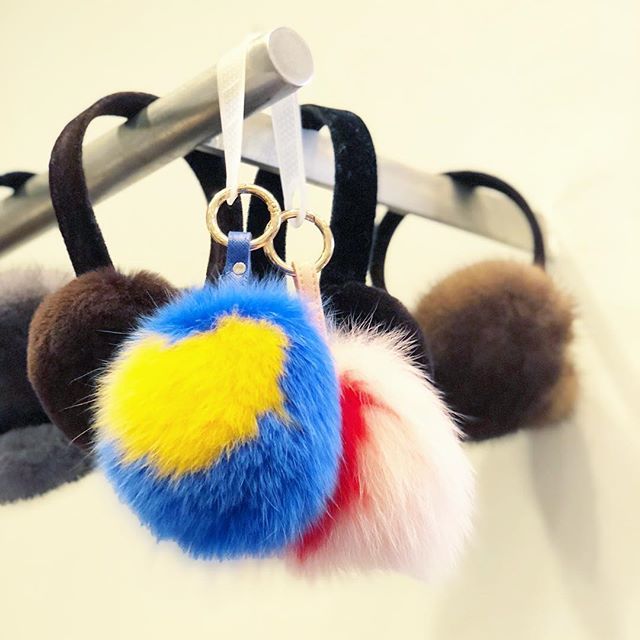shopfinalsale's tweet photo. Hang in there, we've got some #Monday #musthaves we think you'll love ahead of #ValentinesDay! ❤💛💙 #furreal #samplesale https://t.co/cWYlfwnkE6