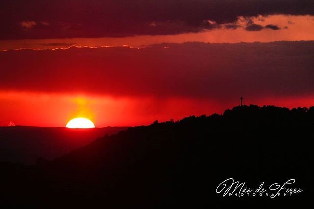 Reposting <a href="/brunoironhand/">Bruno Mão de Ferro</a>:
#portalegre #portugal #sunset #sun #nature #sky #silhouette #bright #backlit #dark #light #landscape #instatravel #instago #summer #dramatic