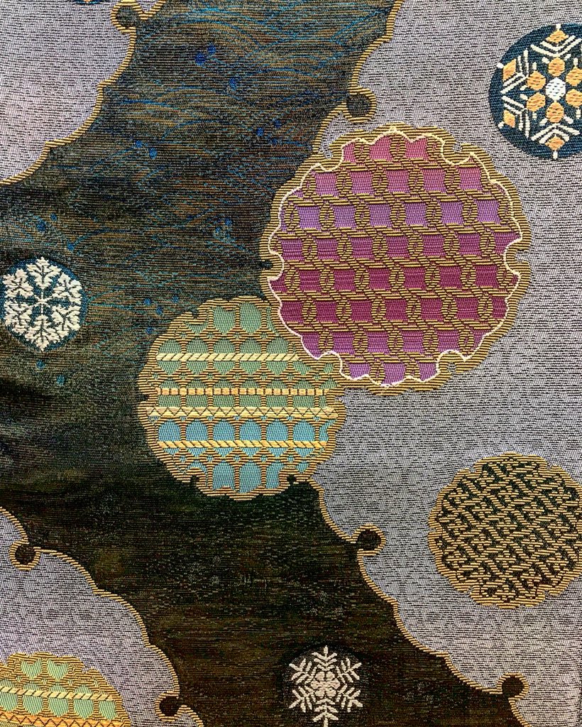 山下啓介 ポール Paul Smith好きな和服ビジネスコンダクター きもの文様 692 雪輪 雪の結晶の輪郭を曲線でつなぎ 文様化したもの 雪の結晶は 六花 と呼ばれ 顕微鏡などなかった時代から描かれてきました 豊かな日本の四季と自然の恵みをもたらす