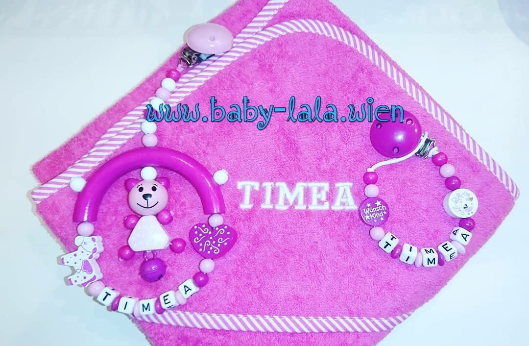 baby_lala_wien's tweet image. Ein tolles #Geschenkset für #Timea #zuckersüß bestehend aus #Spielclip #Schnullerkette #pink und #Kapuzenbadetuch #bestickt mit #Babyname #Babygirl #born2018 #pony #babybear #wunschkind #babygeschenke #geburtsgeschenk #taufgeschenk #zurHeiligenTaufe baby-lala.wien