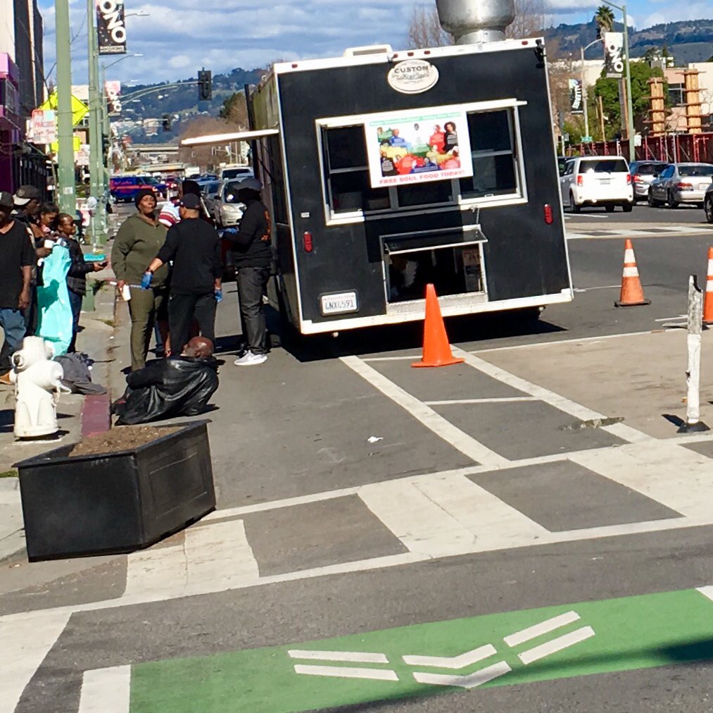 Derailluer's tweet photo. A friend once said “a complete street ain’t complete without street food.” Thought at time it sounded great. #FreeSoulFood @KONOOakland https://t.co/cJyokgzXRp
