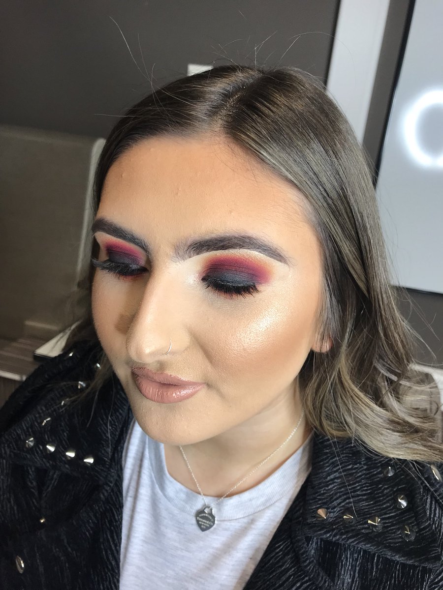 Aimieeducator's tweet photo. Fantastic masterclass with make up artist Molly Rose in the @urbasba at @CAVC tonight. The part time Cosmetic make up learners loved it!! A great evening!! https://t.co/GWyo7VhH9K