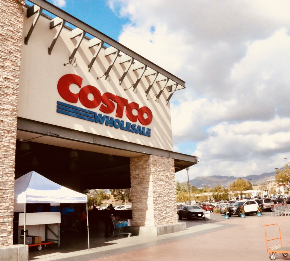 pete demetriou on twitter smash grab pacoima 3 bandits stage robbery at costco at pacoima shopping plaza jewelry taken from display cases video from in and outside store being evaluated no injuries reported smash grab pacoima 3 bandits stage