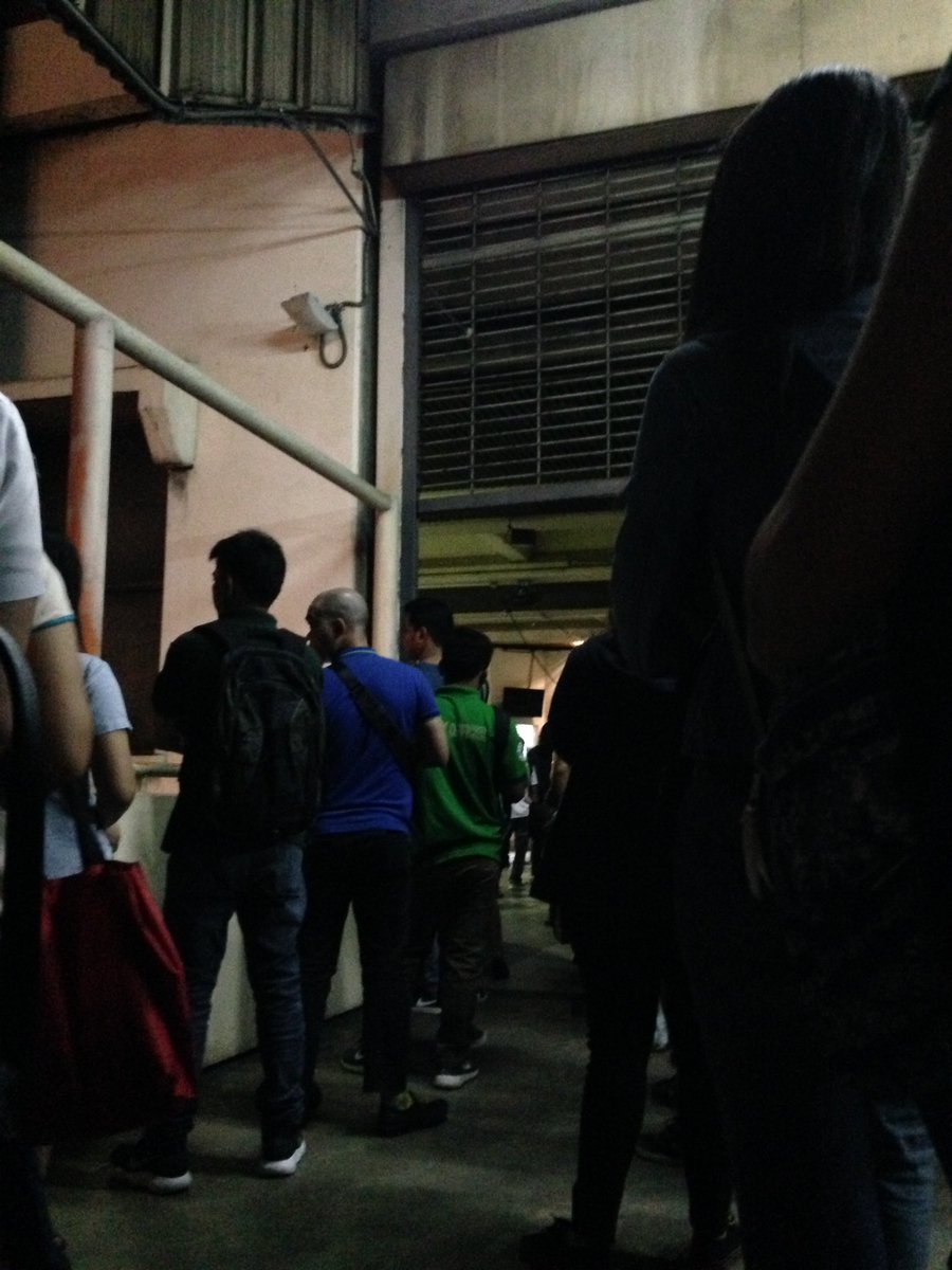 mamaDubBeast's tweet photo. 5:30 AM pa lang, ang pila nasa hagdan na #MRTstoryinPH https://t.co/32zQYBfPOY