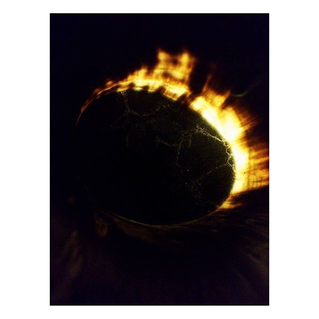 AleHornOfficial's tweet photo. When the bottom of your drinking horn tankard is a mini-eclipse - could there be a better sign that what you're drinking is a gift from the gods? #projectopus #magnumopus #nigredo #alchemy #hornmug #alehorn #interiorlife 📷: @projectopus https://t.co/PLoVP4xQpl