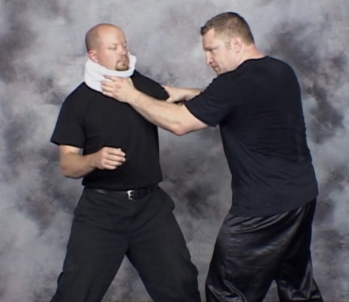 wimdemeere's tweet photo. It's difficult to attack the trachea with full force in training and avoid injuries. Using a thick towel is one of the cheapest yet most effective methods. 
More details here: https://t.co/RhAdciwF5g
#martialarts #SelfDefense #combatives #MMA #KungFu https://t.co/7zIyqaE8CZ