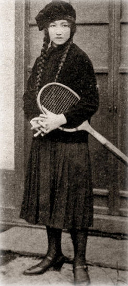 明治 大正 昭和の写真 1928年 昭和3年 テニスラケットを持った高女の学生です 格好いいですね この頃はテニスが既に良家の子女の嗜みの一つだったようで この頃の学生の趣味としてよく出てきます