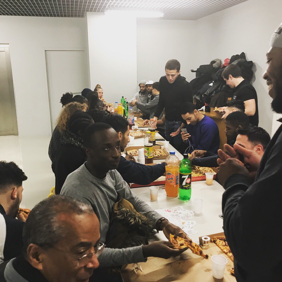 UnionEliteBBall's tweet photo. Ce soir nos Equipes Seniors, Masculine et Féminine ont partagés un repas dans la convivialité ...Un moment sympa qui nous as permis de réaffirmer les objectifs. Merci aux joueuses et aux joueurs pour votre implication ! 💪👏 Fier de nos jeunes! #FiertéUnionElite #JeunesUnionElite https://t.co/v4OJupzGBz
